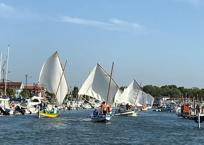 Aux Pieds Des Plages, Du Port, De La Piste Cyclable Et Des Commerces De Proximite, Un Au Dernier Etage Avec Vue Panoramique Sur Le Bassin D'arcachon, Entierement Renove, Dans Avec Piscine