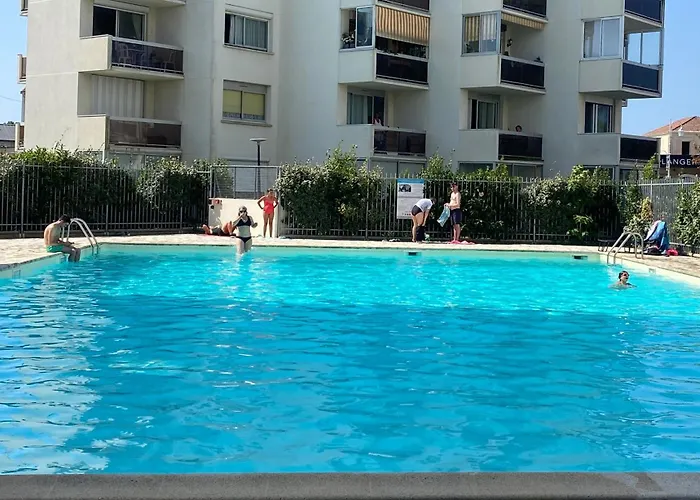 Aux Pieds Des Plages, Du Port, De La Piste Cyclable Et Des Commerces De Proximite, Un Au Dernier Etage Avec Vue Panoramique Sur Le Bassin D'arcachon, Entierement Renove, Dans Avec Piscine