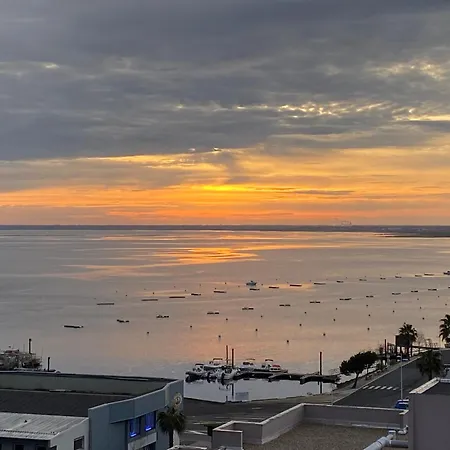 Apartment Aux Pieds Des Plages, Du Port, De La Piste Cyclable Et Des Commerces De Proximite, Un Au Dernier Etage Avec Vue Panoramique Sur Le Bassin D'arcachon, Entierement Renove, Dans Avec Piscine Arcachon