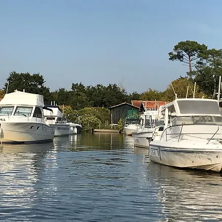 Aux Pieds Des Plages, Du Port, De La Piste Cyclable Et Des Commerces De Proximite, Un Au Dernier Etage Avec Vue Panoramique Sur Le Bassin D'arcachon, Entierement Renove, Dans Avec Piscine Аркашон