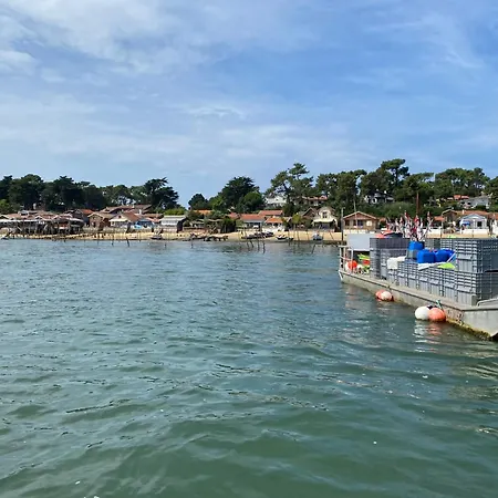 Aux Pieds Des Plages, Du Port, De La Piste Cyclable Et Des Commerces De Proximite, Un Au Dernier Etage Avec Vue Panoramique Sur Le Bassin D'arcachon, Entierement Renove, Dans Avec Piscine Аркашон