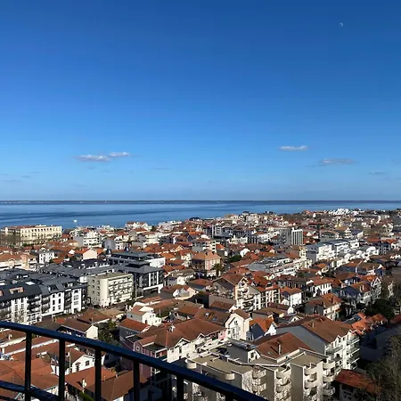 Aux Pieds Des Plages, Du Port, De La Piste Cyclable Et Des Commerces De Proximite, Un Au Dernier Etage Avec Vue Panoramique Sur Le Bassin D'arcachon, Entierement Renove, Dans Avec Piscine