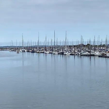 Aux Pieds Des Plages, Du Port, De La Piste Cyclable Et Des Commerces De Proximite, Un Au Dernier Etage Avec Vue Panoramique Sur Le Bassin D'arcachon, Entierement Renove, Dans Avec Piscine