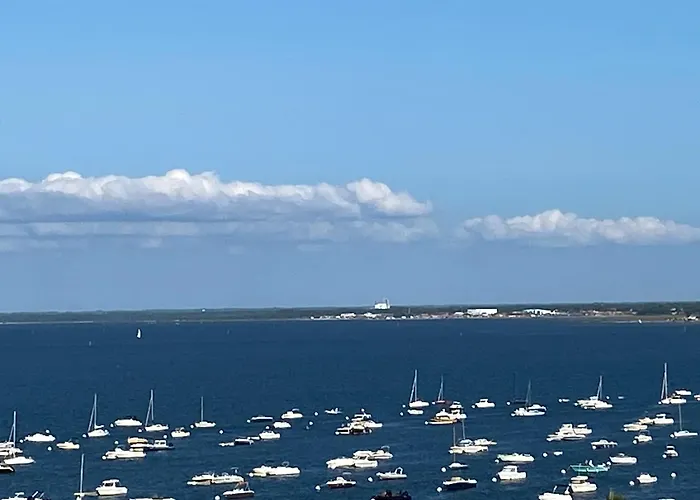 Aux Pieds Des Plages, Du Port, De La Piste Cyclable Et Des Commerces De Proximite, Un Au Dernier Etage Avec Vue Panoramique Sur Le Bassin D'arcachon, Entierement Renove, Dans Avec Piscine