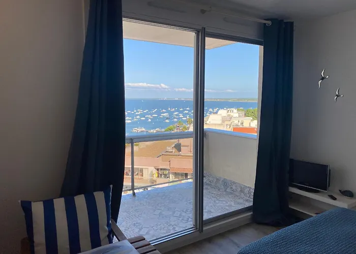 Aux Pieds Des Plages, Du Port, De La Piste Cyclable Et Des Commerces De Proximite, Un Au Dernier Etage Avec Vue Panoramique Sur Le Bassin D'arcachon, Entierement Renove, Dans Avec Piscine *