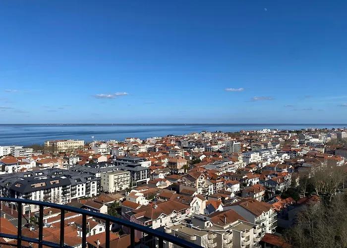 Aux Pieds Des Plages, Du Port, De La Piste Cyclable Et Des Commerces De Proximite, Un Au Dernier Etage Avec Vue Panoramique Sur Le Bassin D'arcachon, Entierement Renove, Dans Avec Piscine