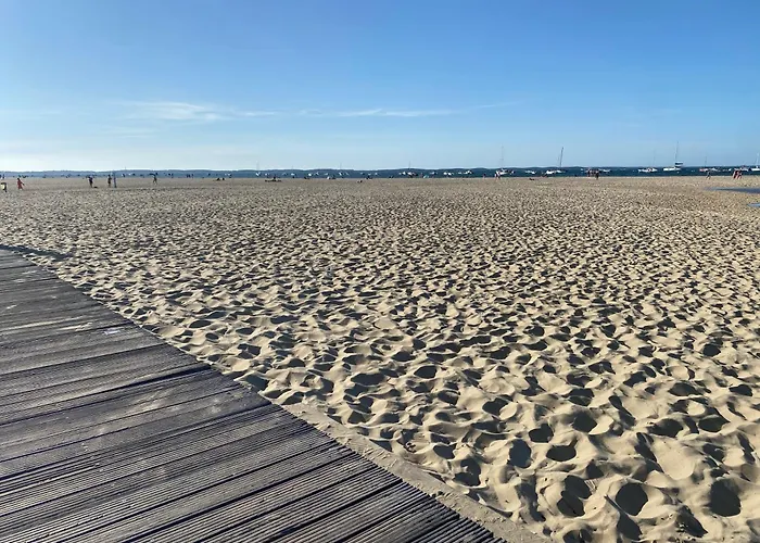 Aux Pieds Des Plages, Du Port, De La Piste Cyclable Et Des Commerces De Proximite, Un Au Dernier Etage Avec Vue Panoramique Sur Le Bassin D'arcachon, Entierement Renove, Dans Avec Piscine Аркашон
